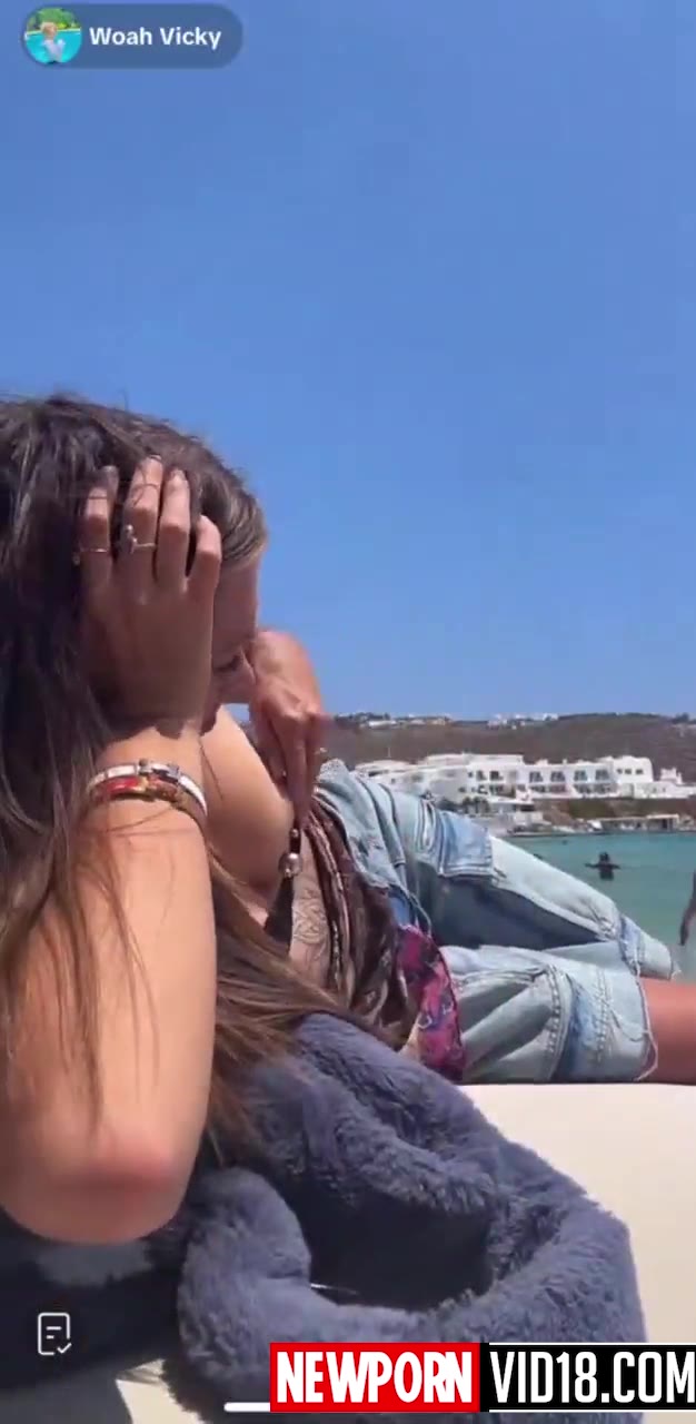 Woah Vicky  video show nipple in during live stream!!!