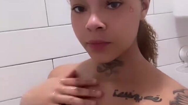 Therealbritain Onlyfans nude showing off her big breasts!!!