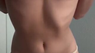 Myamissrose Onlyfans nude video shows off her big breasts!!!