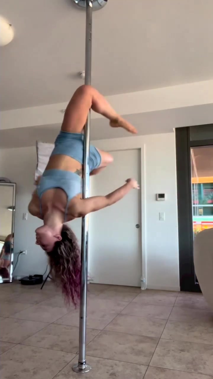 Vanessa Demopoulos – Sexy Pole Dancing