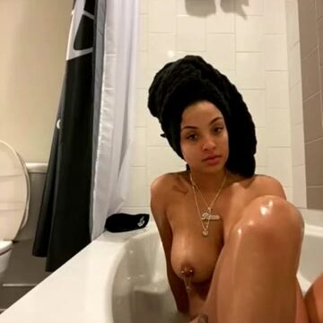 Mxrvssa Onlyfans Naked Bathing During Livestream