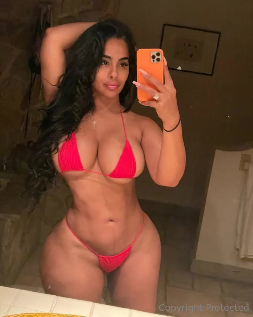 Ayisha Diaz Nude Shows Off Her Hot Body